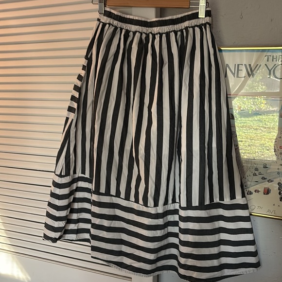Who What Wear A Line Midi Skirt in Gray and White Strip Size 4 - Picture 2 of 5